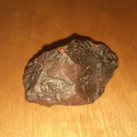 شهاب سنگ با پوسته سوخته قرمز