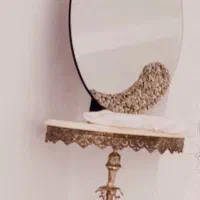 اینه و شمعدان و میز غذاخوری