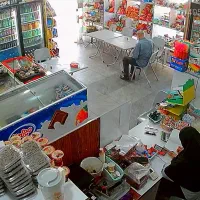 فروشنده خانم و آقا آشنا به زدن ساندویچ