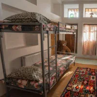 تخت دو طبقه فلزی با تشک و پتو