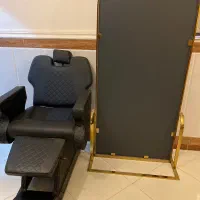 صندلی و اینه قدی