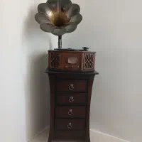 گرامافون رو میزی به همراه میزش