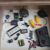 تعدای برد و وسایل الکترونیکی