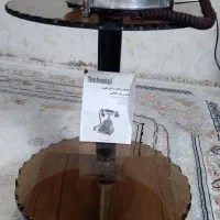 تلفن به همراه میزش