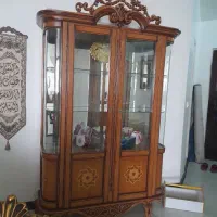 میز تلویزیون و لوستر و پارتیشن بزرگ