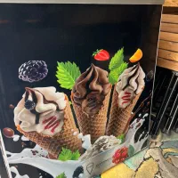 فریزر ۱۵۰ لیتری و میز و صندلی کافه ای
