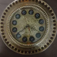 ساعت دیواری طلایی رنگ