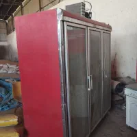 یک دستگاه یخچال ویترینی پشت بسته