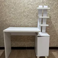 میز تحریر و کامپیوتر