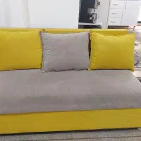 مبل ۷ نفره  با ۷ تا کوسن و میز بار ۴ کشو