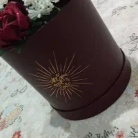 باکس گل مصنویی زرشکی با گل های قرمز و مشکی