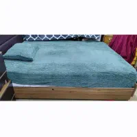 پرده سالم و تمیز در حد نو بفروش میرسد