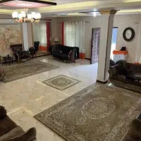 با یک خانم واسه کار خونه نظافت و آشپزی
