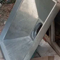 لوله هواکش و کلاهک و میز صندلی چوبی