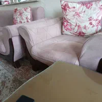 یک کاناپه سه نفره با یک مبل تکی