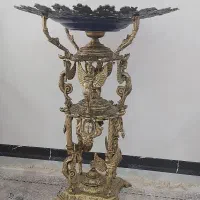 میوه خوری کنار سالنی برنجی