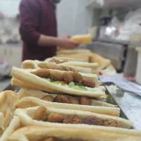 یک نفر همکار ماهر  ساندویچی و فست فود