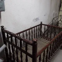 تخت چوبی کودک و گهواره فلزی