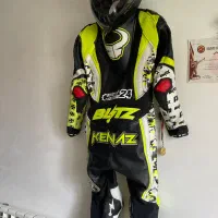 BLITZ باشه و روی پایین لباس اسم KENAZ
