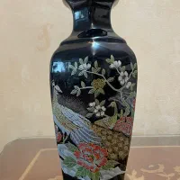 گلدان سورمه ای طاووس نشان