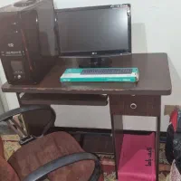 کامپیوتر با میز و صندلی