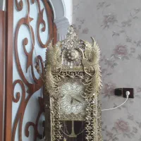 ساعت برنزی ایستاده