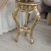 میز طلایی کنار سالنی