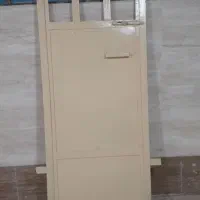 درب فلزی شیشه ها برش شده فقط زحمت نصب دار