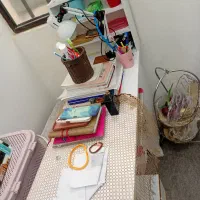 میز تحریر و کاشت ناخن کاملا تمیز