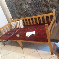 یک عدد تخت شاهنشین ،هشت عدد صندلی چرمی