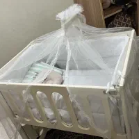 گهواره و تخت کنار مادر