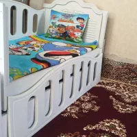 تخت نوزاد گهواره ای کنار تخت مادر