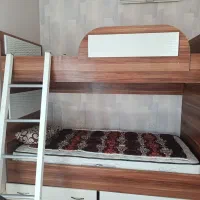 تخت دو طبقه جوان و نو جوان