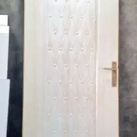 درب چوبی نو همراه با قفل و دستگیره