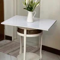میز چوبی سفید