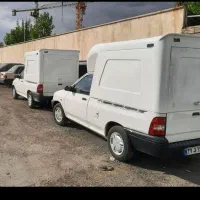 راننده با ماشین پخش مسقف