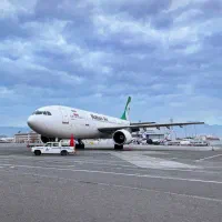 کارمند فروش بلیط هواپیما و قطار