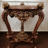 میز گرد کنار سالنی طرح سه دختر