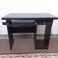 میز تحریر و کامپیوتر