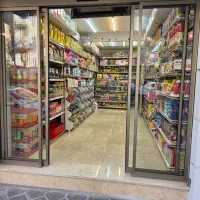همکار خانم در شکلات فروشی
