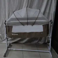 تخت و گهواره کنار مادر