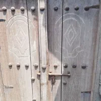 دو درب تخته ای قدیمی با دو درب حمام آلیمنیوم قدیمی