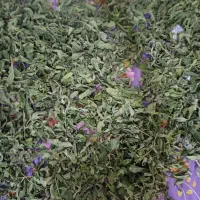 سبزی پاک میکنم
