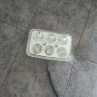 یک عدد چراغ جلویی موتور
