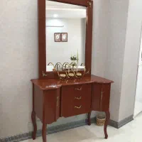آینه و کنسول در حد نو و سالم
