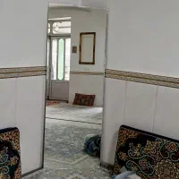 آینه|آینه|صحنه, |دیوار