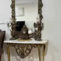 اینه و شمعدان و کنسول برنجی