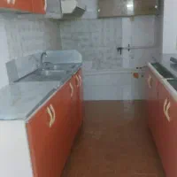 کابینت و سنگ روی آن و سینک و شیر آب