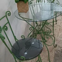 میز و صندلی فلزی تمیز و در حد نو