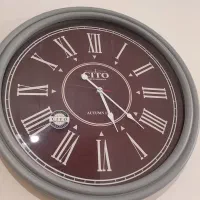 یک عدد ساعت دیواری سنگین و بزرگ